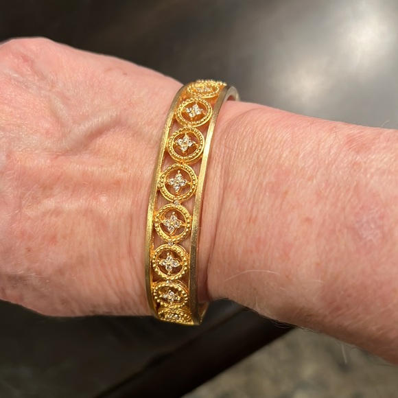 NWT Gold tone clasp bracelet with Swarovski crystals. - Picture 5 of 9